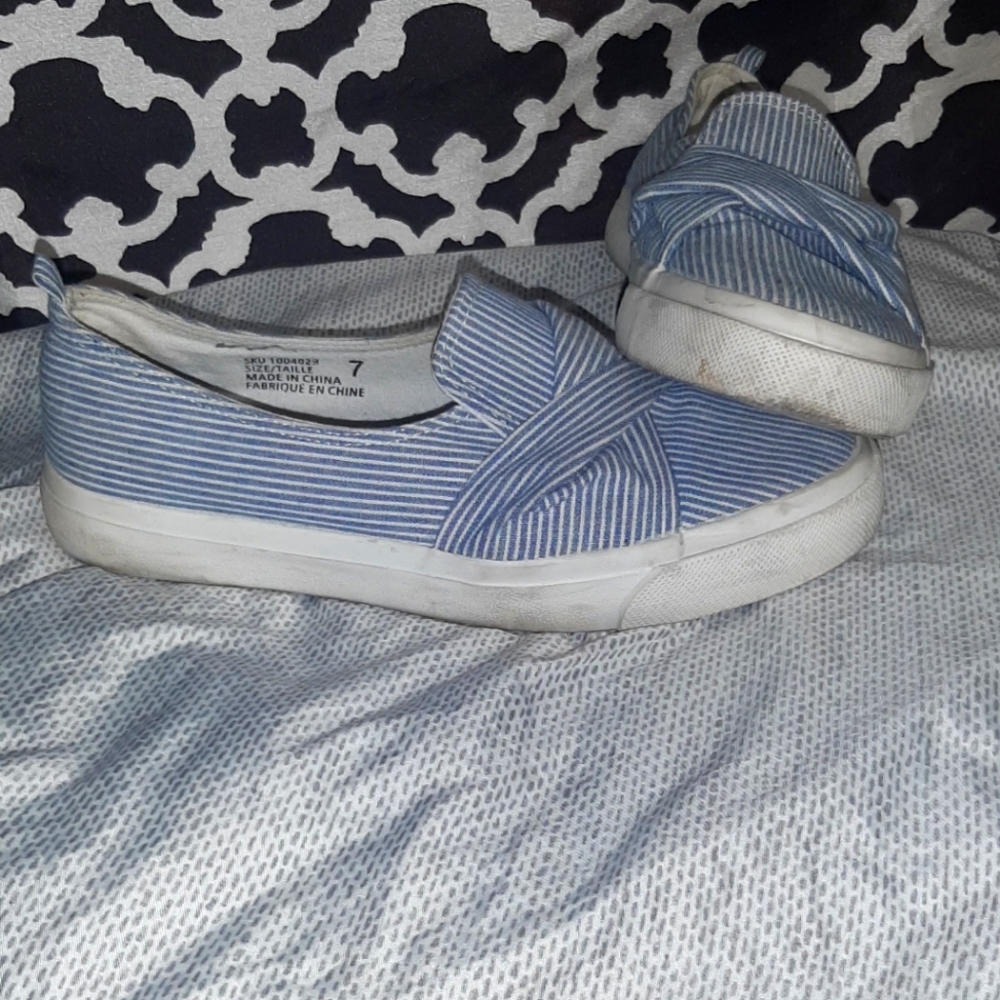 Slip-on canvas shoes for women